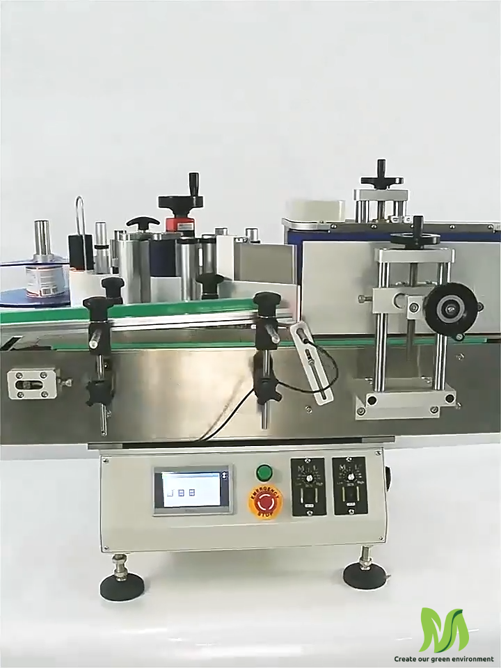 Ảnh chụp cận cảnh máy dán nhãn chai tròn để bàn